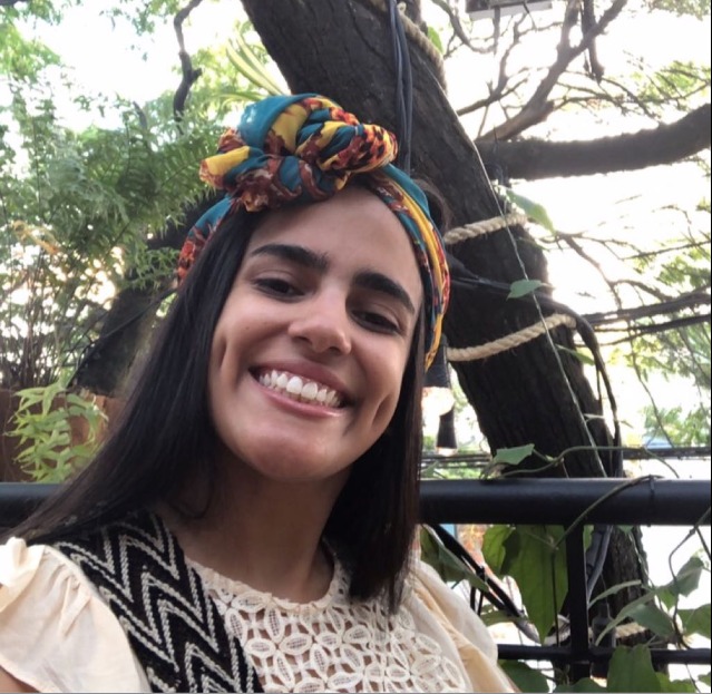 la imagen puede contener a una mujer de cabello negro claro posando sonriendo  y alegre